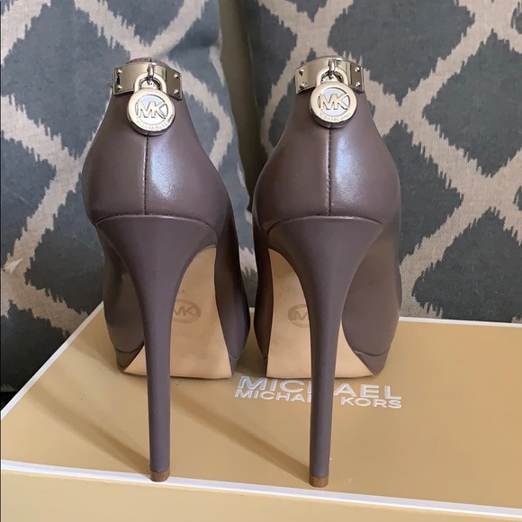 💕HAMILTON HEELS 💕 - Picture 2 of 9